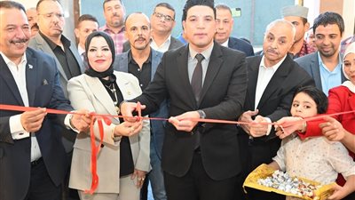 نائب محافظ سوهاج يفتتح معرض 