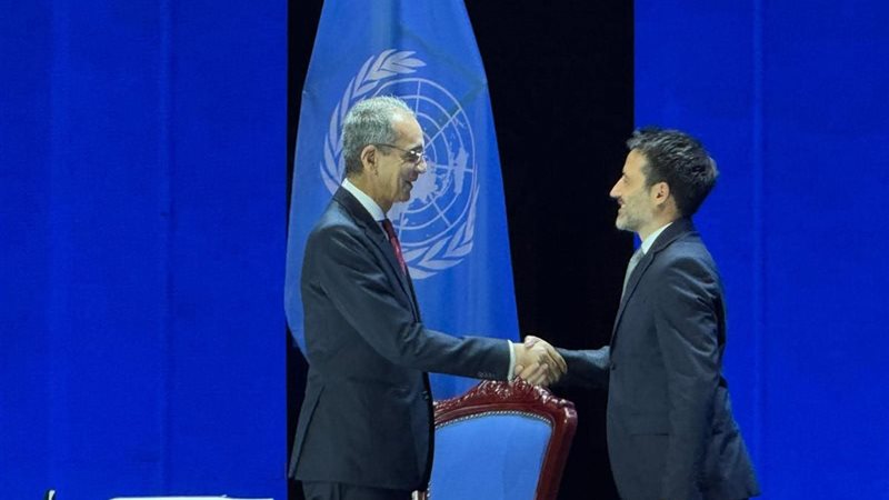 أثناء التوقيع 