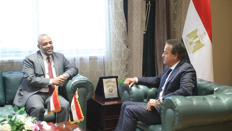 وزير الصحة مع نظيره