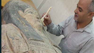 من قلب المخزن المتحفي بالأشمونين.. أيادي الترميم تعيد للخشب لونه وللأثر روحه