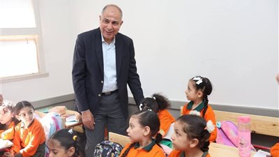محافظ المنيا يعلن عن إنشاء 15 مدرسة جديدة في إطار خطة تطوير التعليم
