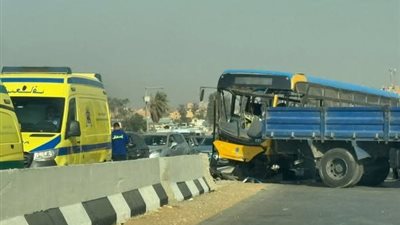 شلل مروري على الطريق السياحي بعد اصطدام أتوبيس نقل عام بحاجز خرساني