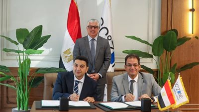 المنطقة الاقتصادية لقناة السويس توقع عقد مجمع كيماوي جديد باستثمارات 10 ملايين دولار