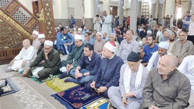 نائب محافظ سوهاج يؤدي الجمعة بالعارف بالله ويتفقد القيسارية الأثرية