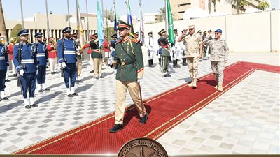 بعد جولة رسمية في السعودية.. الفريق أحمد خليفة يعود إلى أرض الوطن