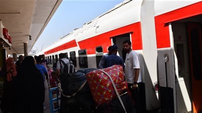 محاولة إنقاذ تحولت لمأساة.. خفير مزلقان يضحي بحياته لإنقاذ مواطن من القطار بالمنيا