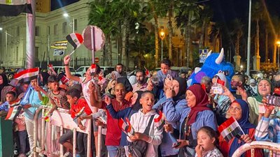 الإسكندرية كلها بتتفرج.. 204 شاشات تنقل افتتاح المتحف الكبير بالميادين والأندية 