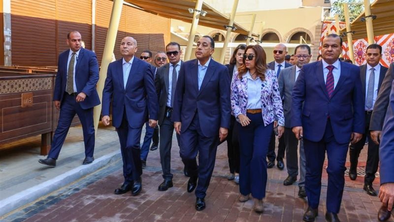 جانب من افتتاح سوق