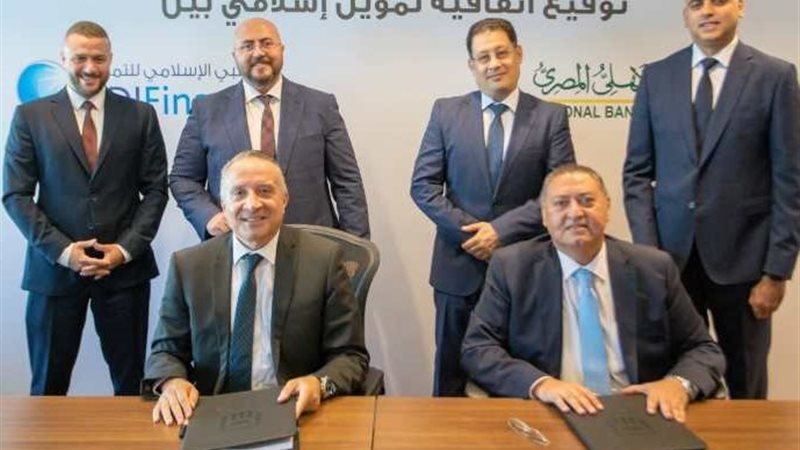 جانب من التوقيع