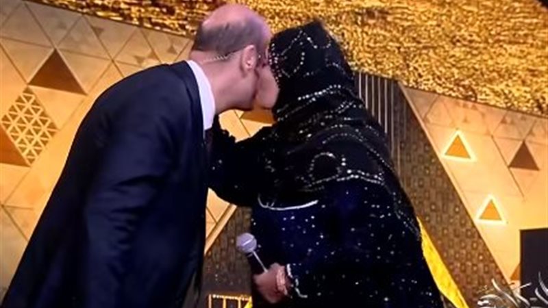 الحاجة نبيلة تُقبِّل