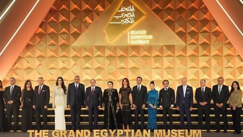 الرئيس السيسي وقرينته