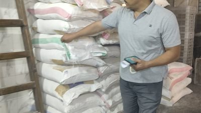تموين شرق الإسكندرية يضبط أكثر من طن دقيق بلدى داخل أحد المخابز السياحية