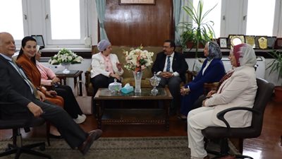 استقبال رسمي في جامعة الإسكندرية لمساعد عميد جامعة شيكاغو للشؤون الأكاديمية