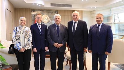 وزير التعليم العالي يبحث سبل التعاون الأكاديمي مع جامعة كينجز كوليدج لندن