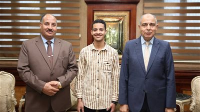 محافظ المنيا يكرم الفائز بالمركز السادس على مستوى الجمهورية بمسابقة 