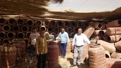 تموين المنيا يضبط مصنع مخللات غير مرخص ومنتجات فاسدة قبل طرحها بالأسواق