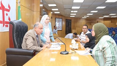محافظ المنيا يستجيب لـ146 شكوى ويوجه بتسليم شقق وتوفير فرص عمل فورية