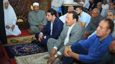 نائب محافظ سوهاج يؤدي الجمعة ويكرم حفظة القرآن الكريم بمسجد الشبان المسلمين