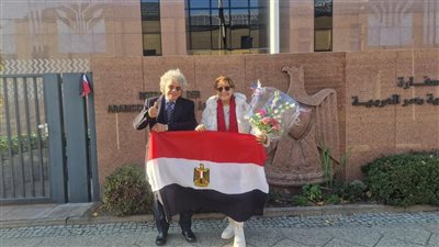 باقات الورود تزين طوابير الناخبين.. المصريون في برلين يشاركون في انتخابات مجلس النواب 2025