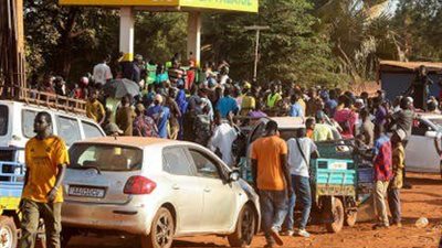 فرنسا تطلق ناقوس الخطر.. دعوة عاجلة لرعاياها بمغادرة مالي وسط حصار مسلح وتصاعد العنف