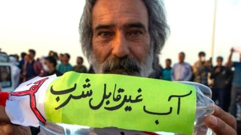 رجل يتظاهر احتجاجاً على انقطاع المياه في إيران 