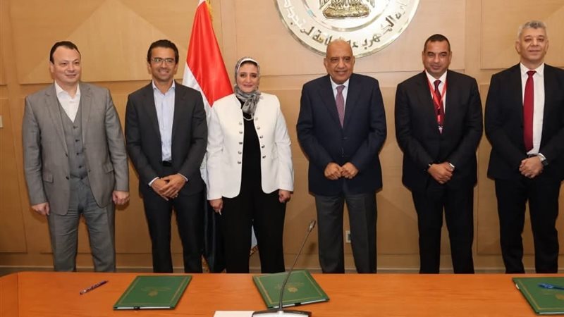 جانب من توقيع الاتفاقيات