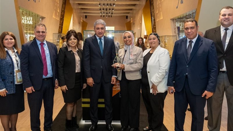 ووزير السياحة يتسلم