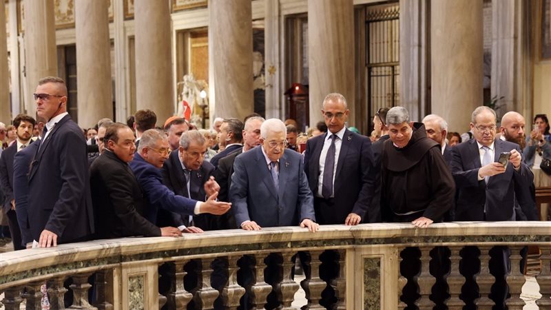 أبومازن يزور ضريح