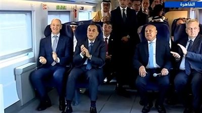 لحظة تاريخية.. رئيس الوزراء يشهد بدء التشغيل التجريبي للقطار الكهربائي السريع