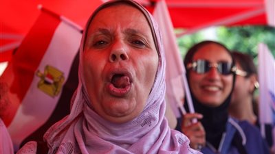 بالزغاريد والأعلام.. السيدات يتصدرن المشهد أمام لجان الانتخابات بالإسكندرية