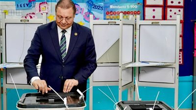 رئيس هيئة الاعتماد والرقابة الصحية يدلي بصوته في انتخابات مجلس النواب 2025