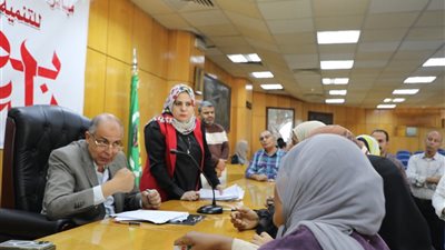 محافظ المنيا يستمع لـ70 حالة إنسانية ويوجه بمساعدات مالية للأكثر احتياجًا