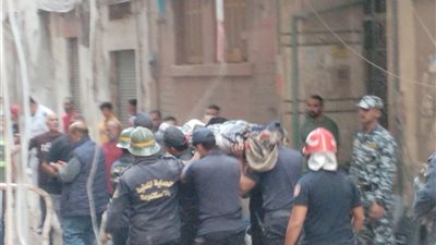 انتشال جثمان شاب تحت أنقاض عقار الجمرك بالإسكندرية المنهار 