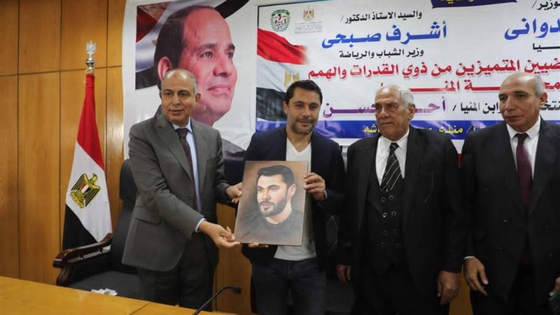 المحافظ والعميد يكرمان