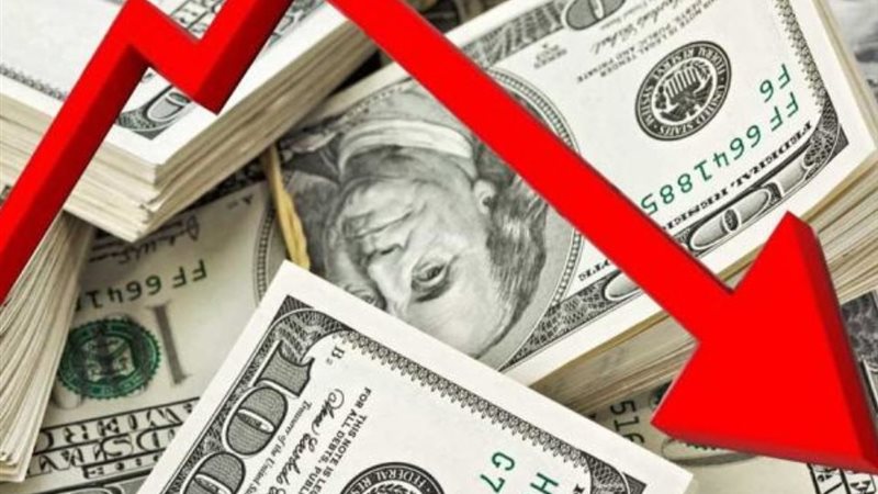 تراجع الدولار أمام