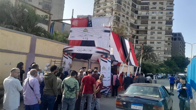 الناخبين أمام مدرسة