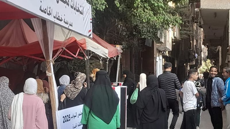 الناخبين أمام مدرسة