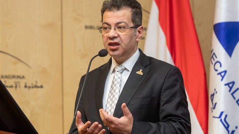  الدكتور أحمد زايد