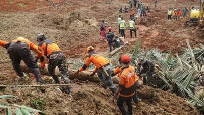 كارثة تتوسع: قتلى ومفقودون في انهيارات أرضية تضرب جاوة الإندونيسية بعد أمطار طوفانية