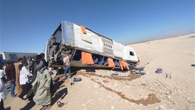 وفاة شخصين وإصابة 23 في انقلاب أتوبيس رحلات على الطريق الصحراوي بالأقصر