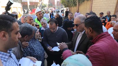 محافظ المنيا يتفقد شوارع أبوقرقاص ويستمع لشكاوى المواطنين