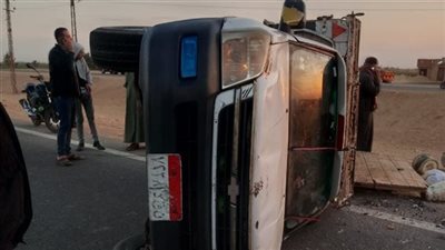 انقلاب سيارة بالمنيا.. مصرع مجهول وإصابة 13 عاملًا على الطريق الصحراوي الغربي