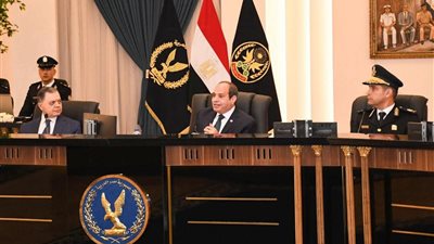 الرئيس السيسي يجري حوارا تفاعليا مع الطلاب المتقدمين لكلية الشرطة (صور)