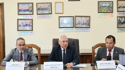 رئيس جامعة المنيا يجتمع بمكتب العلاقات الدولية لتعزيز التعاون الدولي