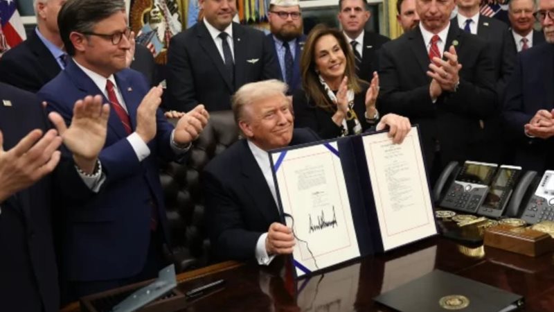 ترامب يوقع على انتهاء