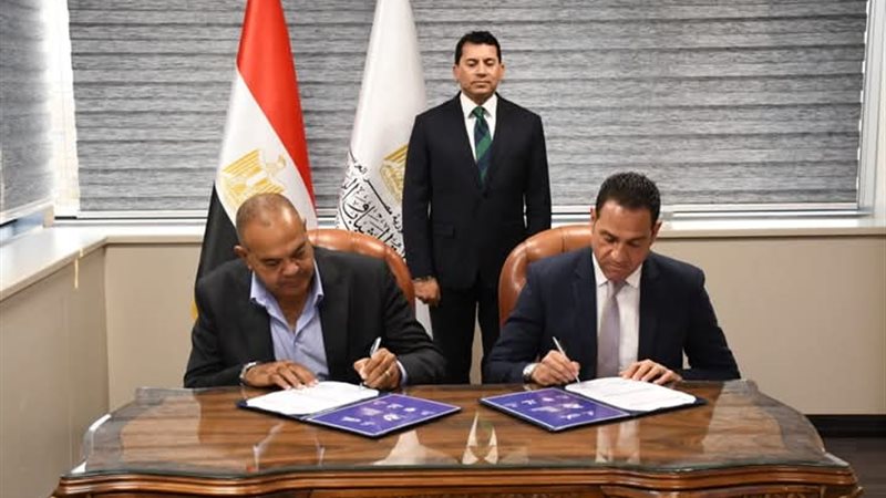 أثناء توقيع البروتوكول