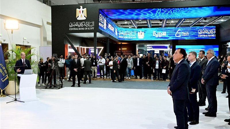 رئيس الوزراء يستمع