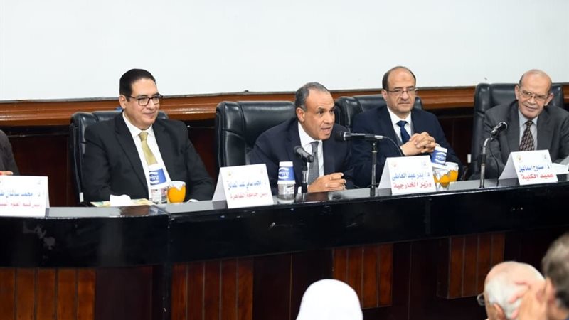 وزير الخارجية يلتقي