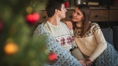 الطقس البارد والعلاقة الحميمة.. كيف يؤثر الشتاء على الرغبة الجنسية؟