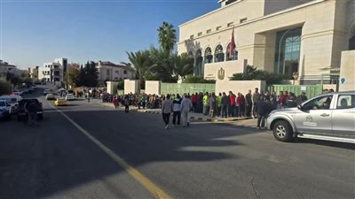 طوابير الناخبين أمام السفارة المصرية في عمّان باليوم الأول للمرحلة الثانية للنواب